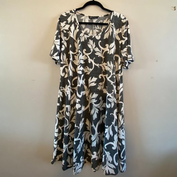 Tiffany and Grey Dresses & Skirts - Tiffany and Grey  1X  Gray and White